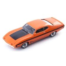 vieille voiture americaine orange coupe