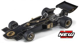 vieille voiture de course noire et or formule 1
