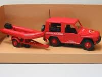 vieille jeep avec zodiac rouge de pompiers