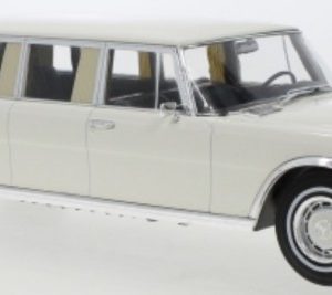 vieille voiture limousine blanche