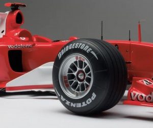 vieille voiture de course formule 1 rouge