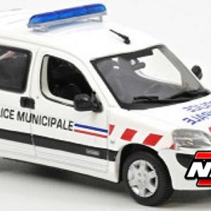 vieille camionnette de police blanche