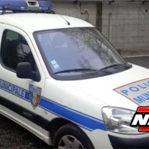 vieille camionnette de police française blanche