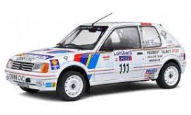 vieille voiture de rallye blanche française