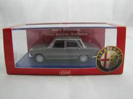 vieille voiture italienne berline grise