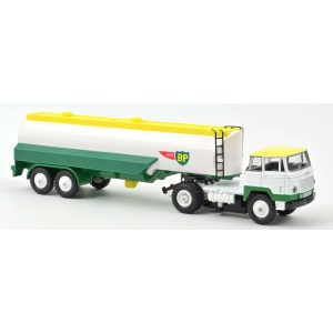 vieux camion citerne blanc et vert