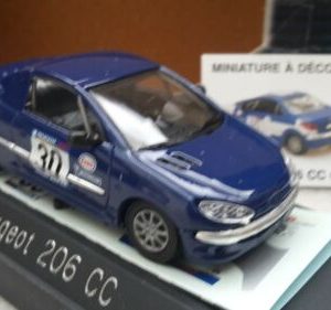 vieille voiture de rallye bleu