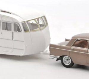 vieille voiture française avec caravane