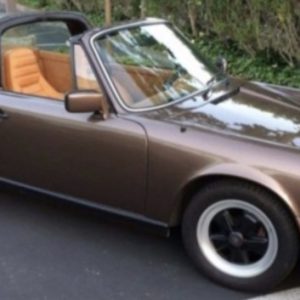 vieille voiture de sport cabriolet brune