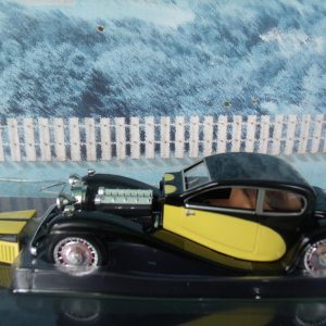vieille voiture de luxe noire et jaune