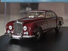 vieille voiture anglaise coupe rouge