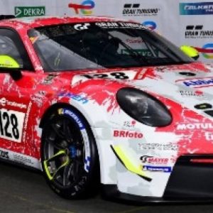 voiture de course coupe rouge et blanche