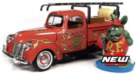 vieux camion de pompiers rouge avec figurine