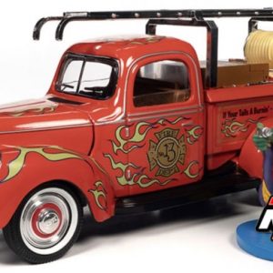 vieux camion de pompiers rouge avec figurine