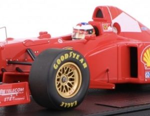 vieille voiture de course itzlienne rouge formule 1