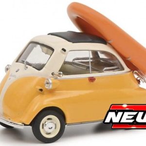 vieille petite voiture jaune et blanche avec bateau