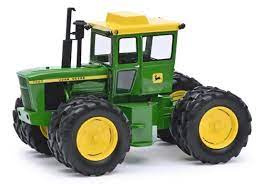 vieux tracteur agricole vert et jaune