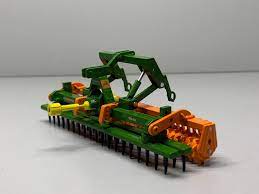 machine agricole vert et orange