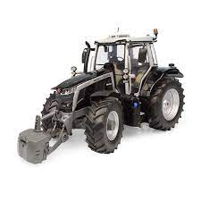 gros tracteur agricole noir