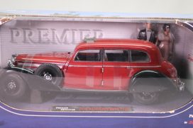vieille voiture limousine noire et rouge avec figurine