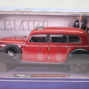vieille voiture limousine noire et rouge avec figurine