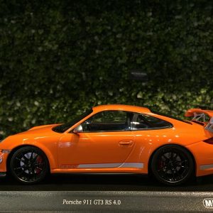 vieille voiture de sport orange