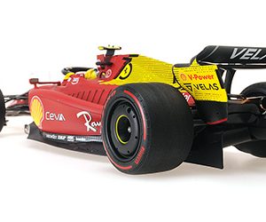 voiture de course formule 1 jaune et rouge