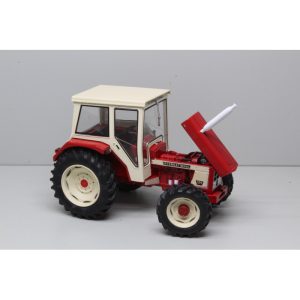 vieux tracteur agricole rouge et blanc