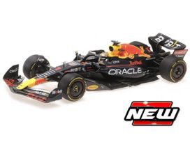voiture de course noire formule 1