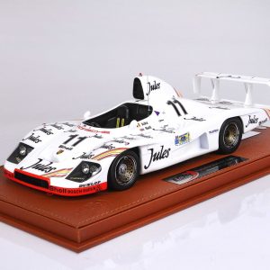 vieille voiture de course blanche et noire