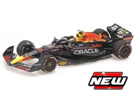voiture de course noire formule 1