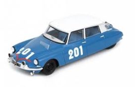 vieille voiture de course française bleu