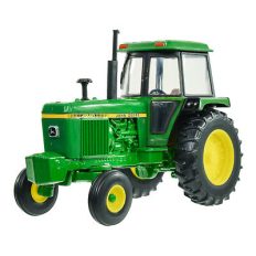 vieux tracteur agricole vert