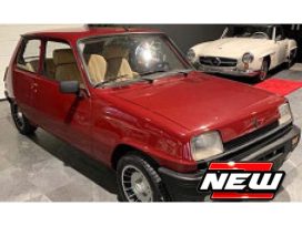 vieille petite voiture de sport rouge