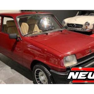 vieille petite voiture de sport rouge