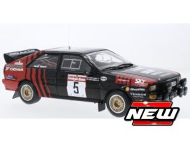 vieille voiture de rallye rouge et noire