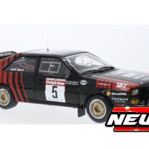 vieille voiture de rallye rouge et noire