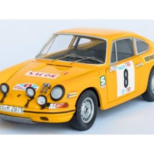 vieille voiture de course jaune allemande coupe