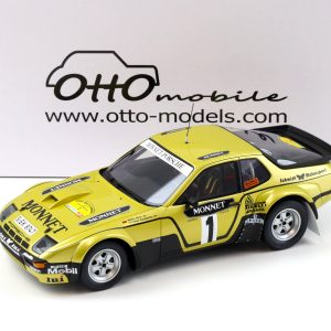 vieille voiture de rallye jaune