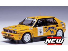 vieille voiture de rallye jaune et bleu