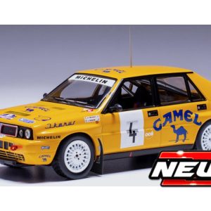 vieille voiture de rallye jaune et bleu