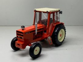 vieux tracteur agricole orange et blanc