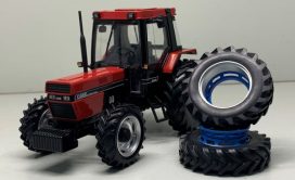 vieux tracteur agricole rouge et noire