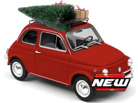 vieille voiture italienne avec sapin de noel et cadeau