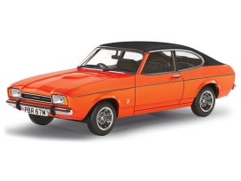 vieille voiture de sport coupe orange avec toit noir