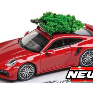 voiture de sport coupe rouge avec sapin