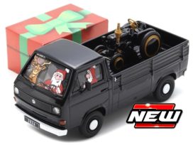 vieille camionnette noire pick up edition noel avec tracteur