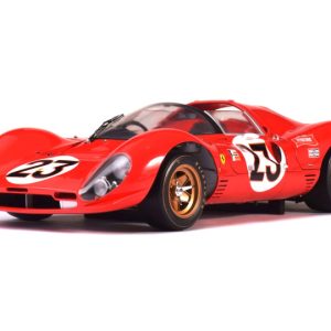 vieille voiture de course rouge italienne