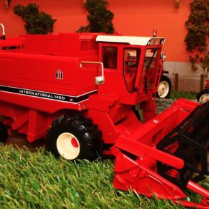 grosse machine agricole rouge