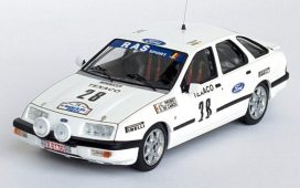 vieille voiture de rallye blanche